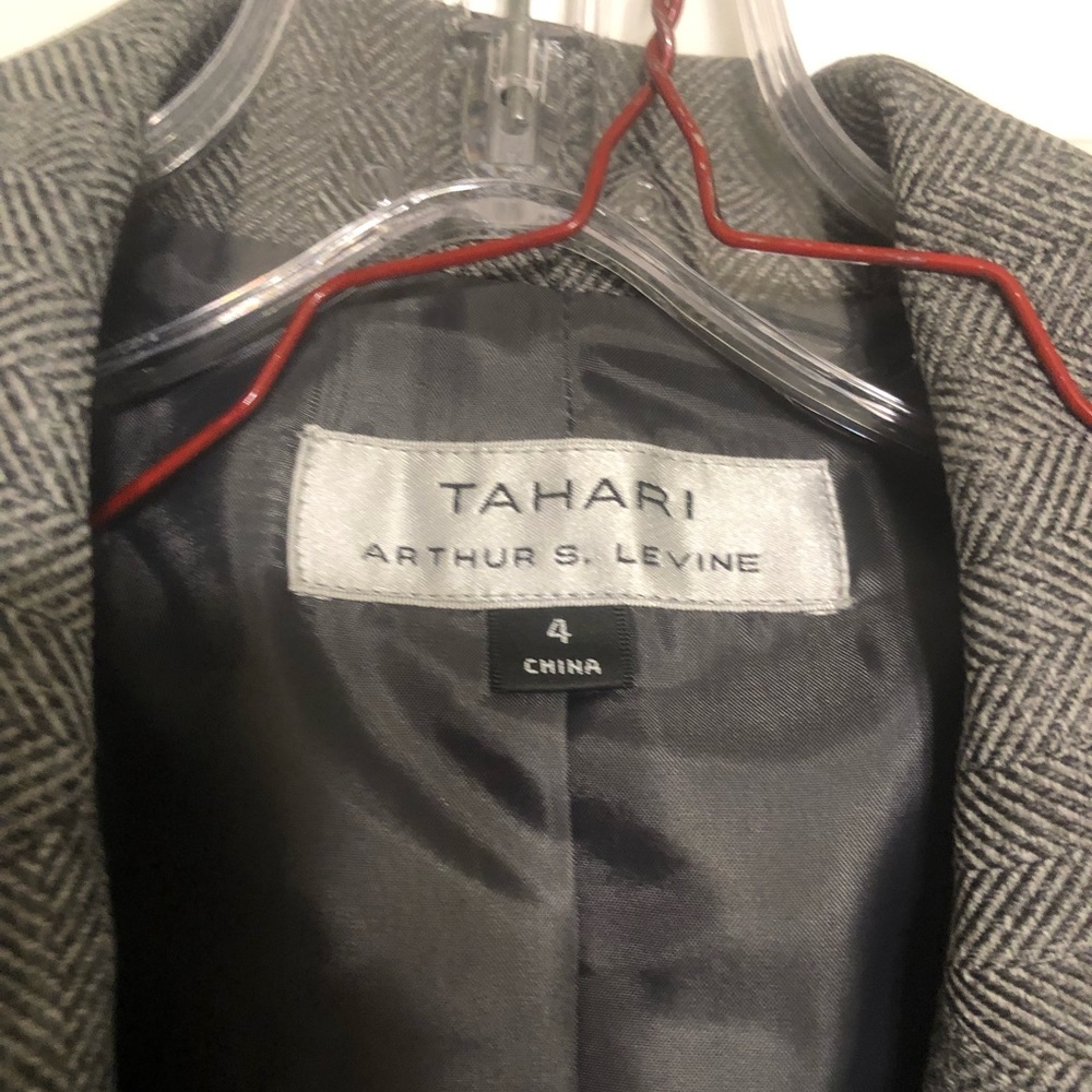 TAHARI pant suit. Excellent condition.